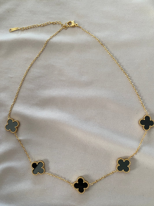 VALORE ÇELİK ALTIN RENGİ SİYAH MİNELİ YONCA KOLYE