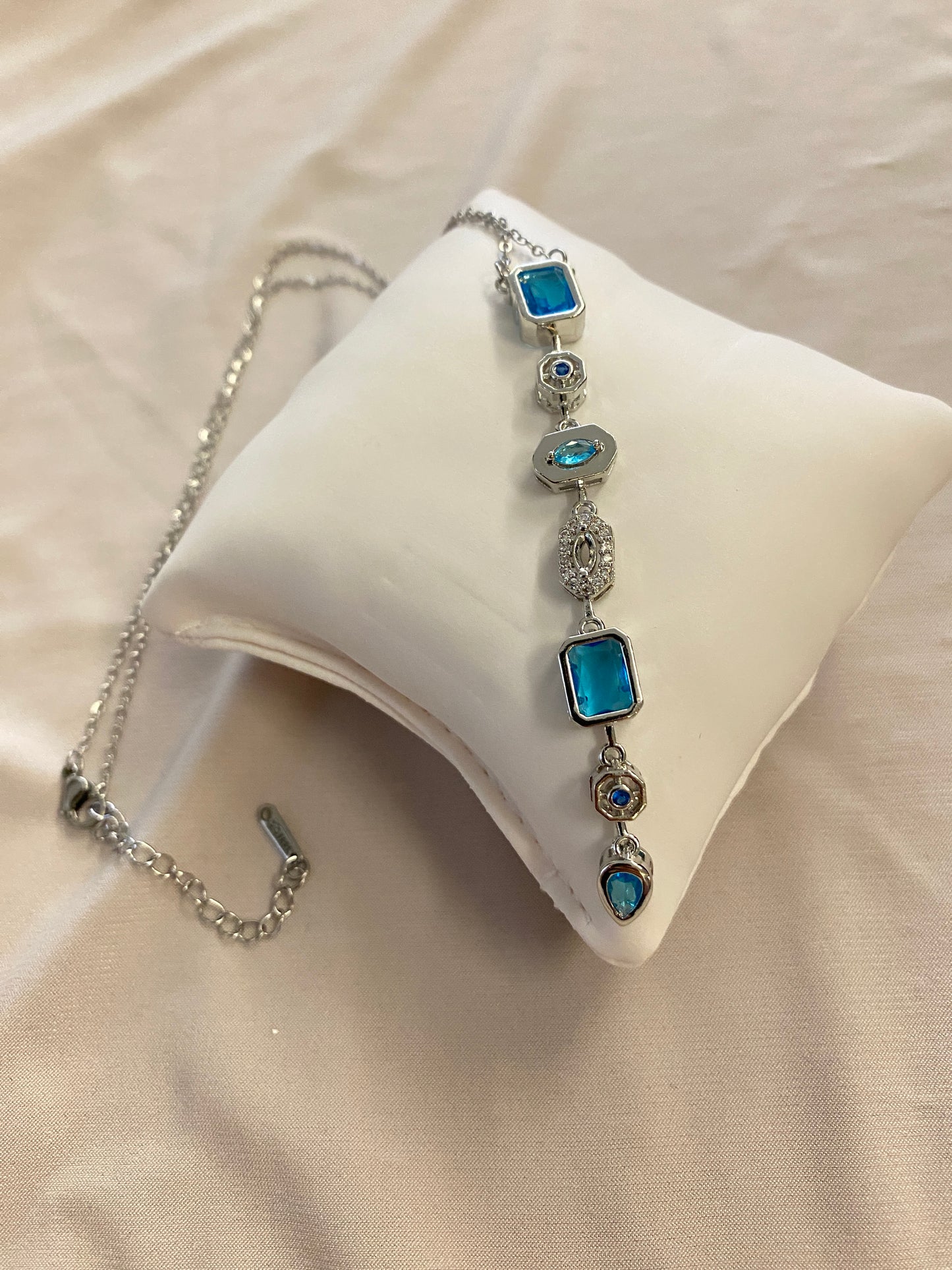 VALORE™ GÖK MAVİSİ GÜMÜŞ ZİRKON TAŞLI “Y” TASARIM KOLYE