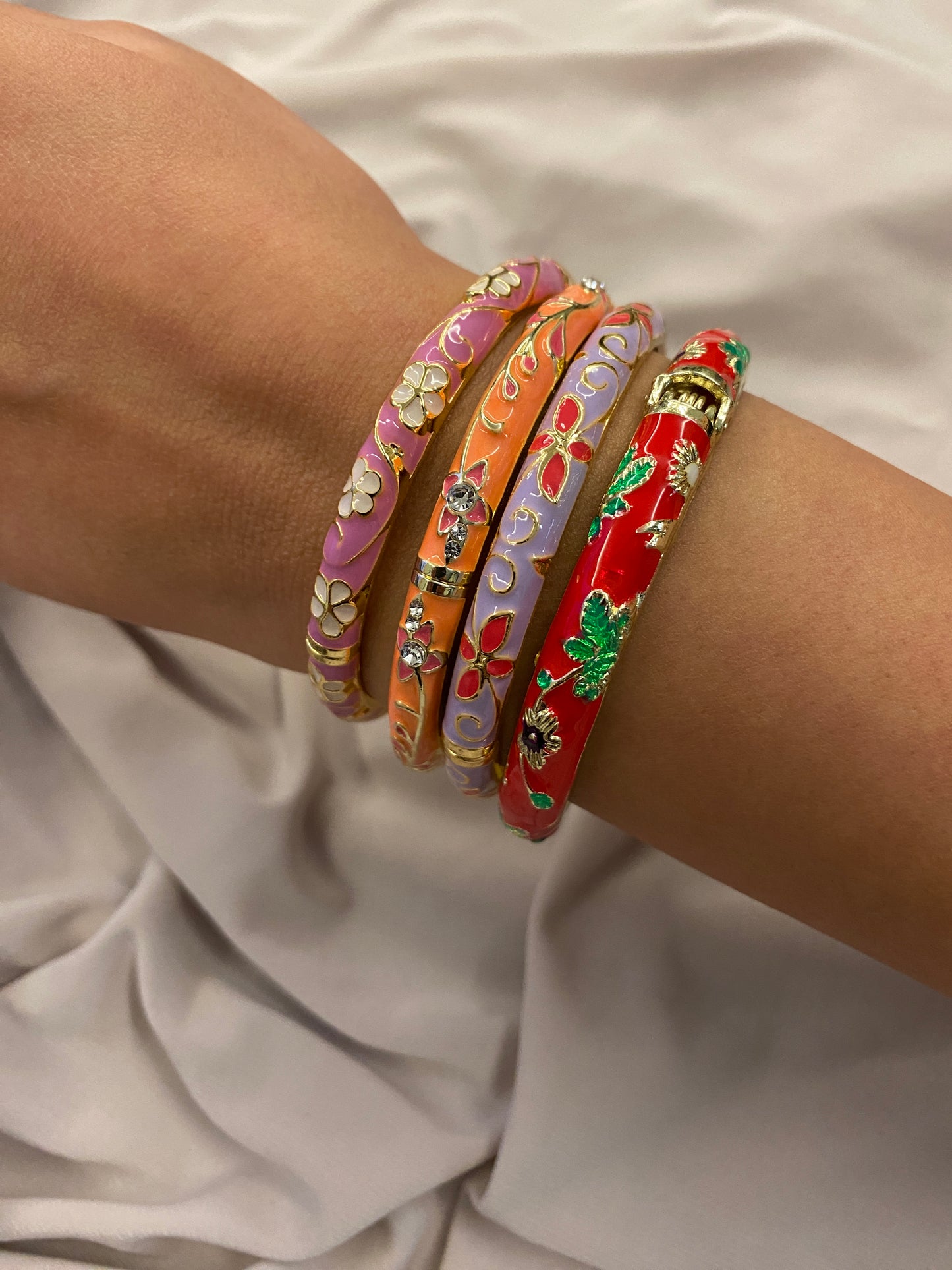 VALORE KIRMIZI MİNELİ ÇİÇEK MOTİF KELEPÇE BİLEKLİK