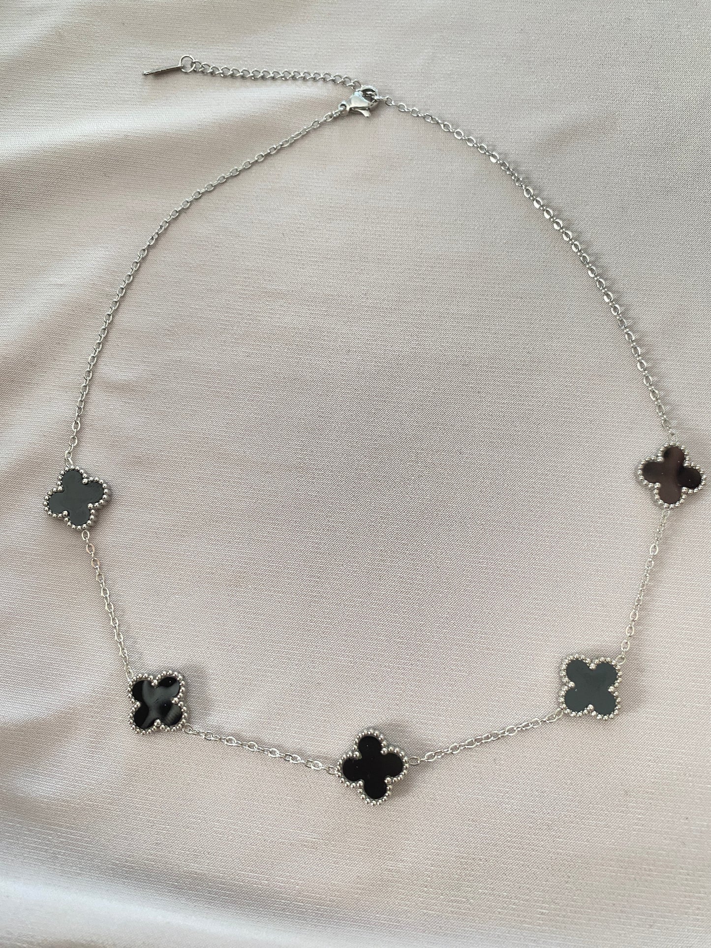 VALORE ÇELİK GÜMÜŞ RENGİ SİYAH MİNELİ YONCA KOLYE