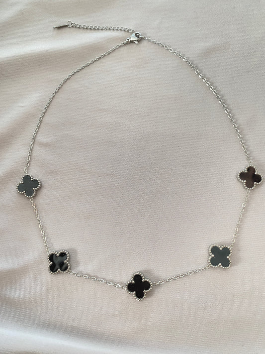 VALORE ÇELİK GÜMÜŞ RENGİ SİYAH MİNELİ YONCA KOLYE