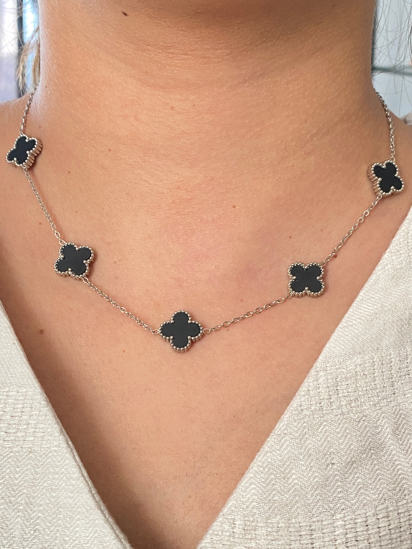 VALORE ÇELİK GÜMÜŞ RENGİ SİYAH MİNELİ YONCA KOLYE