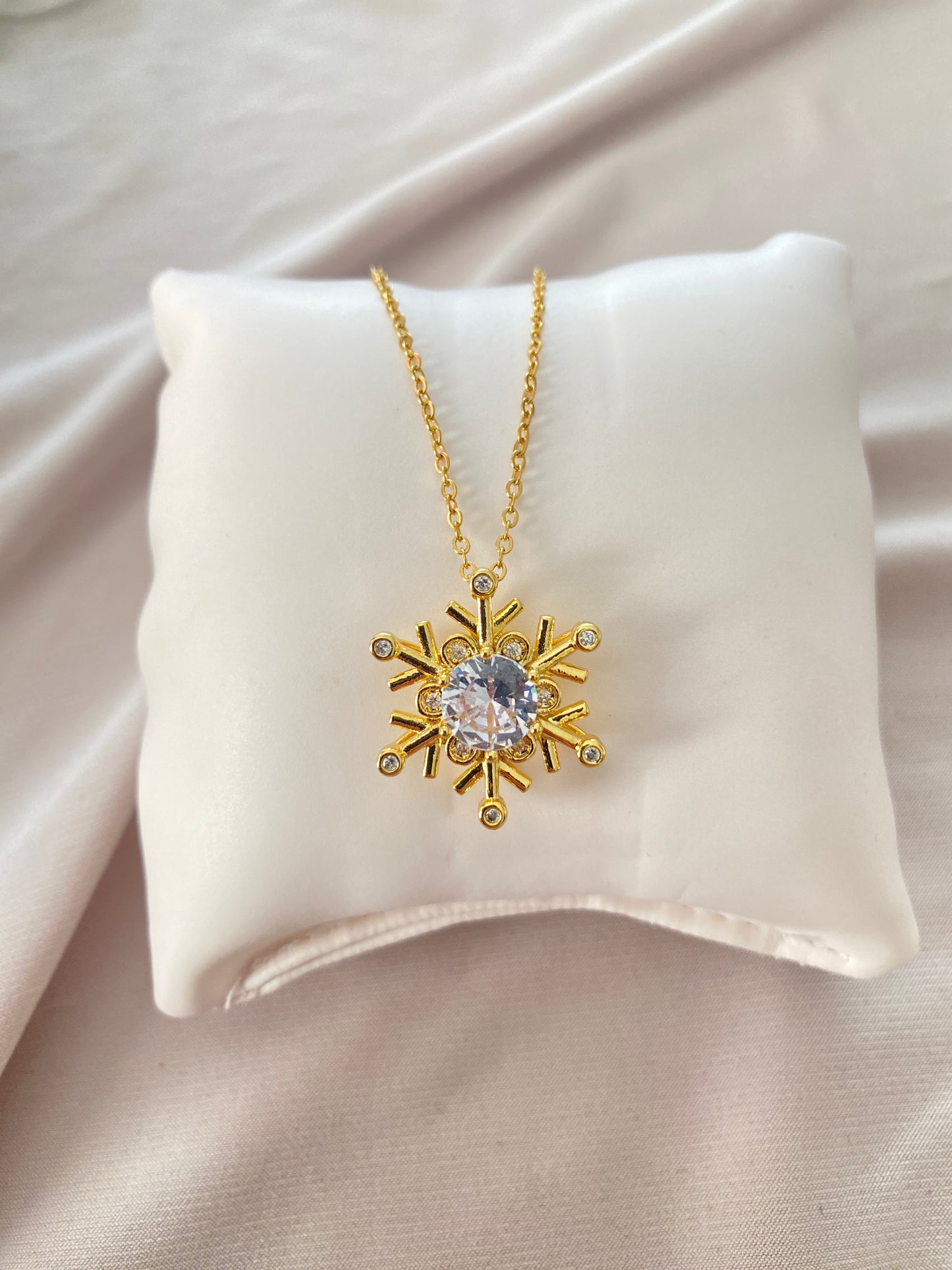 VALORE™ ÇELİK ALTIN RENGİ KAR TANESİ KOLYE