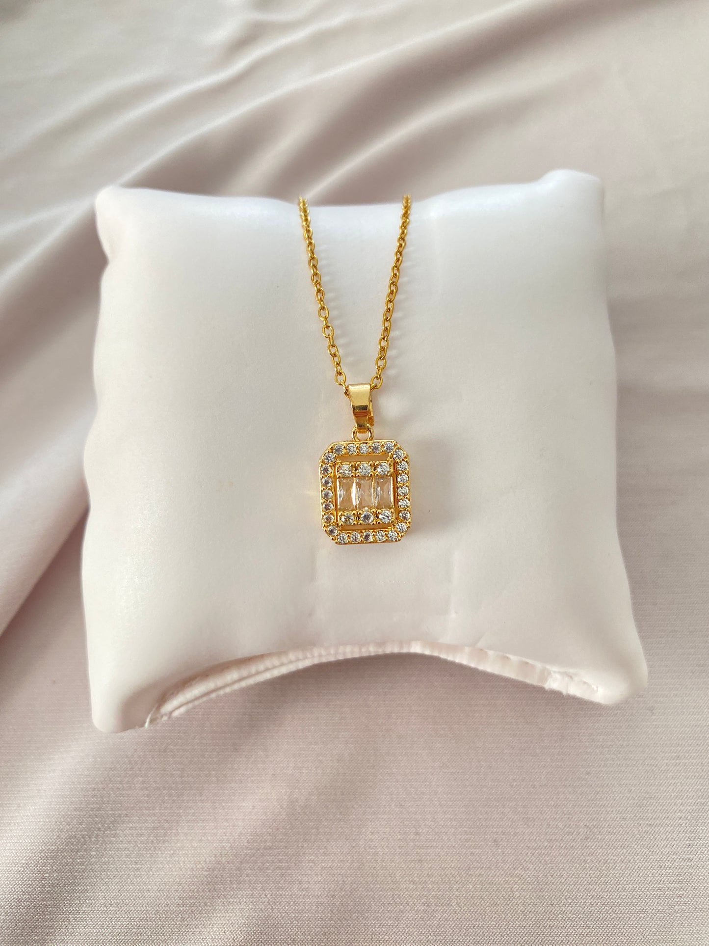 VALORE™ ALTIN RENGİ ZİRKON TAŞLI BAGET KOLYE