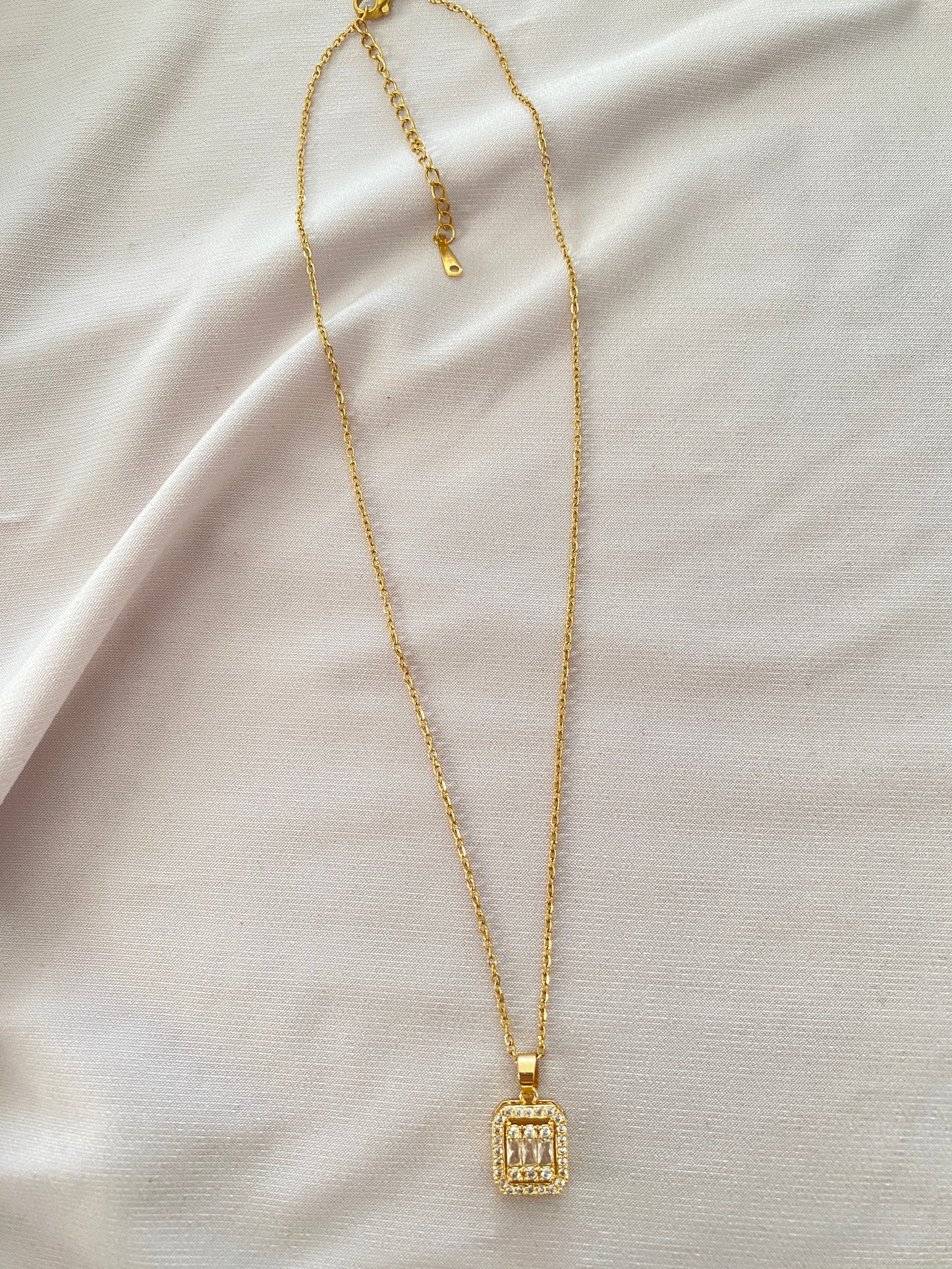 VALORE™ ALTIN RENGİ ZİRKON TAŞLI BAGET KOLYE