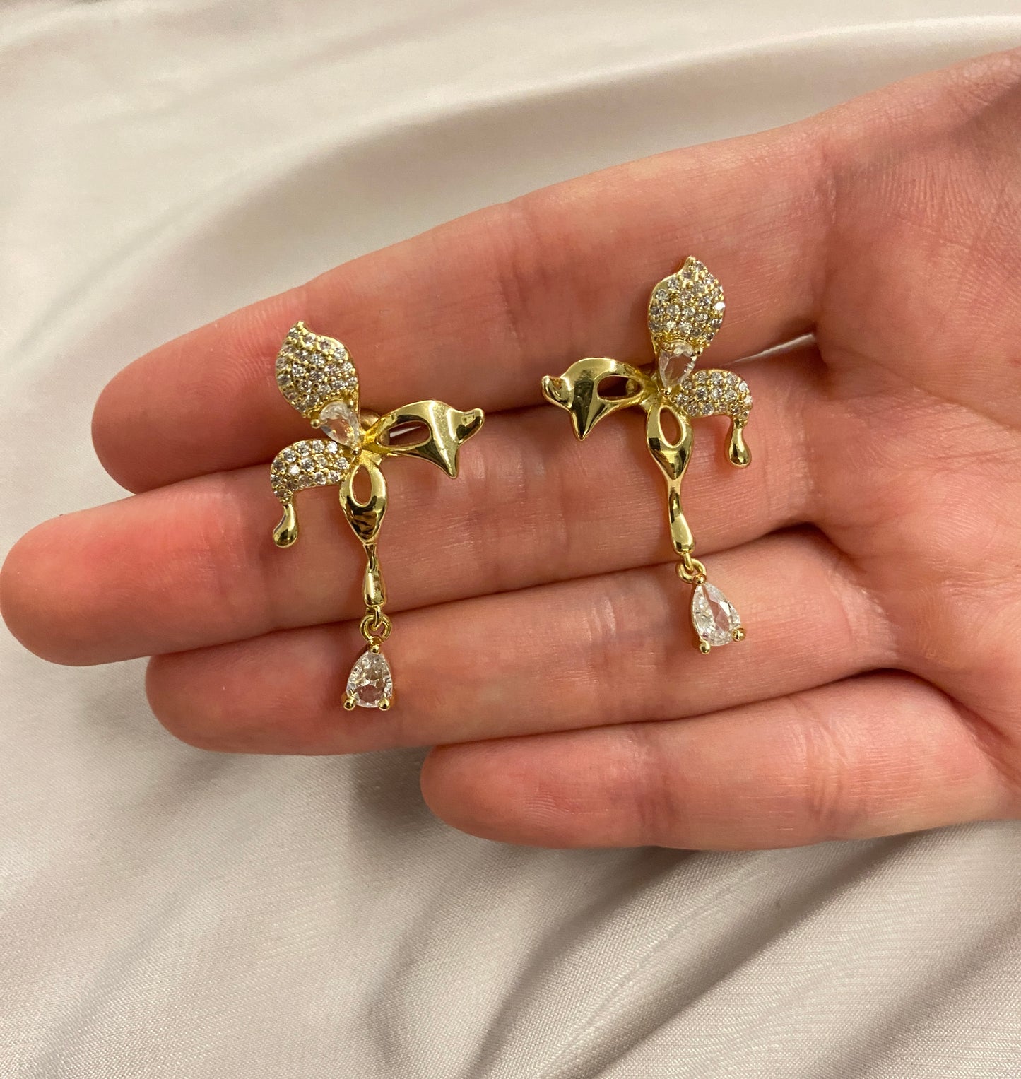 VALORE™ PİRİNÇ ALTIN RENK ZİRKON TAŞLI KUŞ MODEL KÜPE