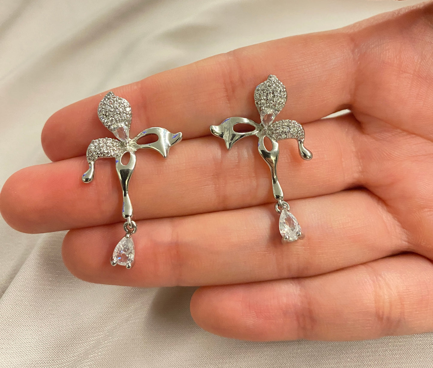 VALORE™ PİRİNÇ GÜMÜŞ RENK ZİRKON TAŞLI KUŞ MODEL KÜPE