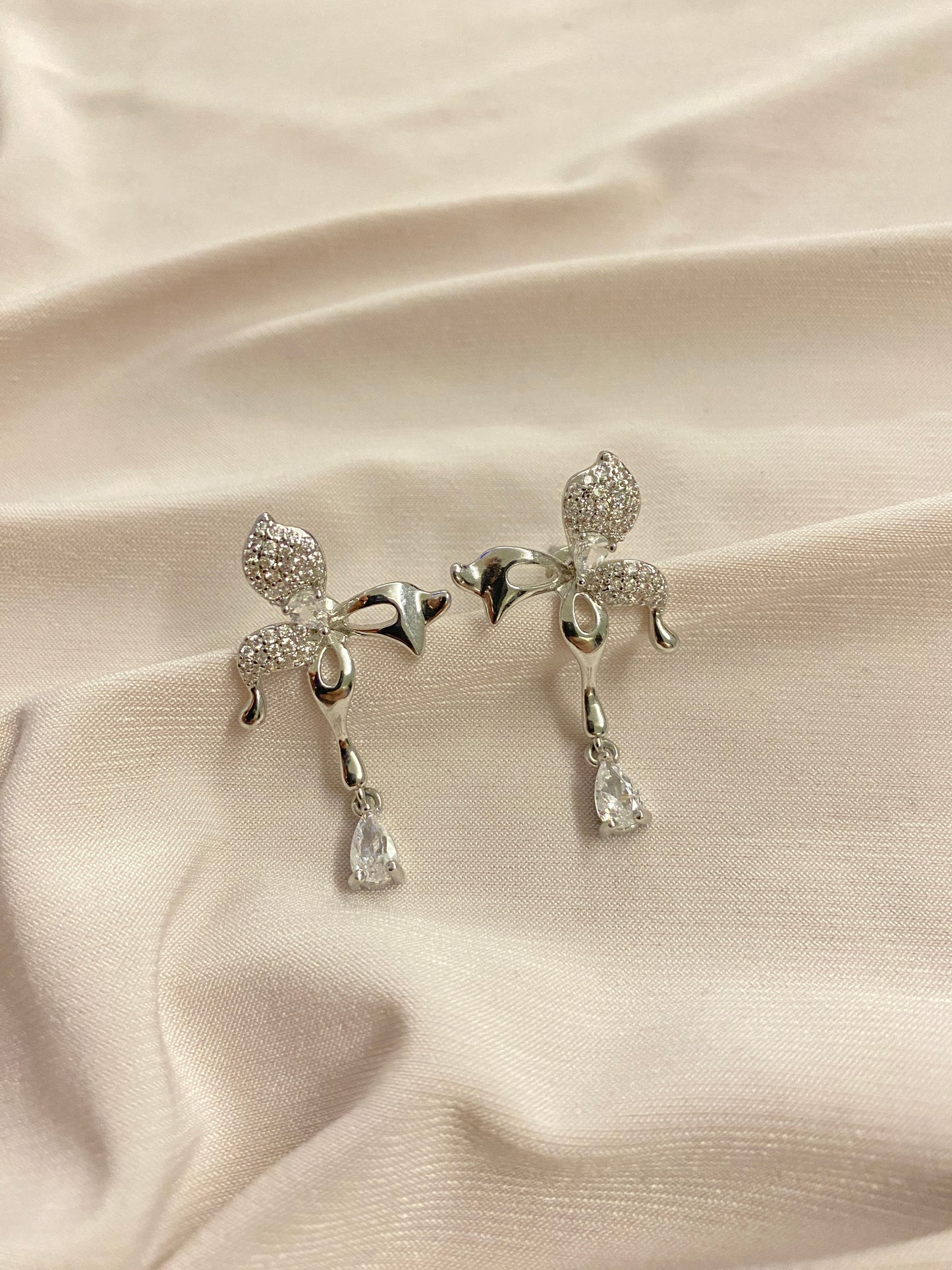 VALORE™ PİRİNÇ GÜMÜŞ RENK ZİRKON TAŞLI KUŞ MODEL KÜPE